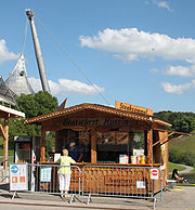 Bratwurst Hütt'n bei Sommer in der Stadt im Olympiapark (©Foto: Marikka-Laila Maisel)